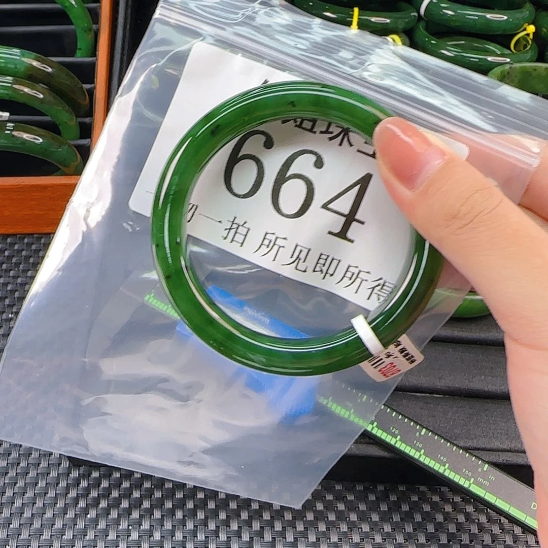 颈饰未镶嵌和田玉手镯58 664