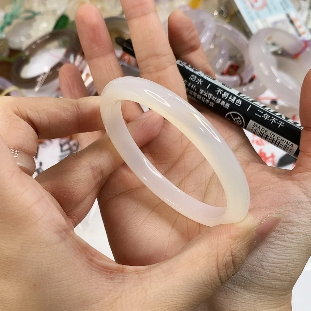 玛瑙/玉髓未镶嵌手镯A527。56.5圈。 瑕