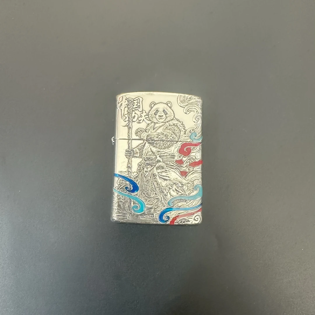 ZORRO烈焰打火机工作室出品，珐琅彩功夫熊猫精工浮雕砂轮创意