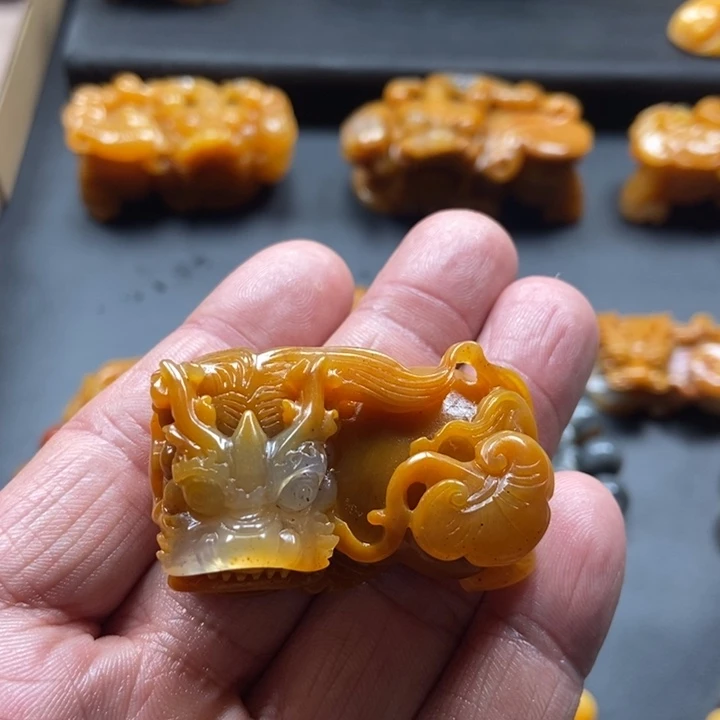 慧***儿石英质玉（黄龙玉）未镶嵌颈饰