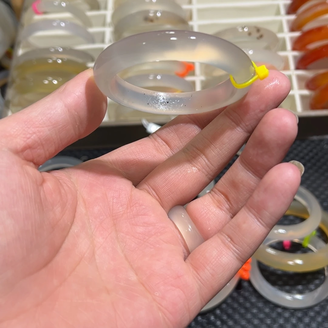 玛瑙/玉髓未镶嵌手镯52圈有包容2.5