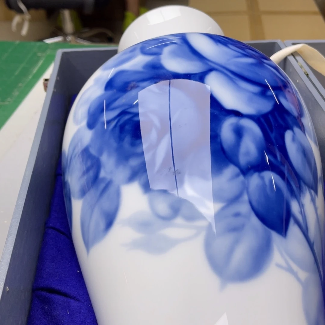 瓷片密密麻麻地铺满一层