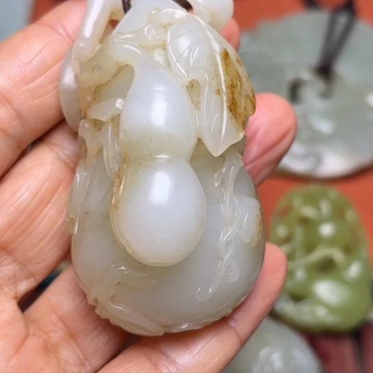 用***人和田玉未镶嵌颈饰