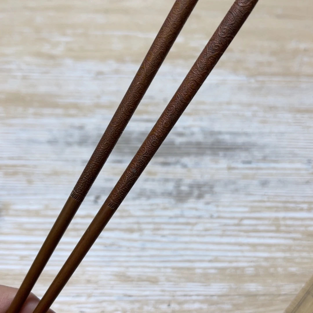 瓷片傲**下密密麻麻地排列着一个大