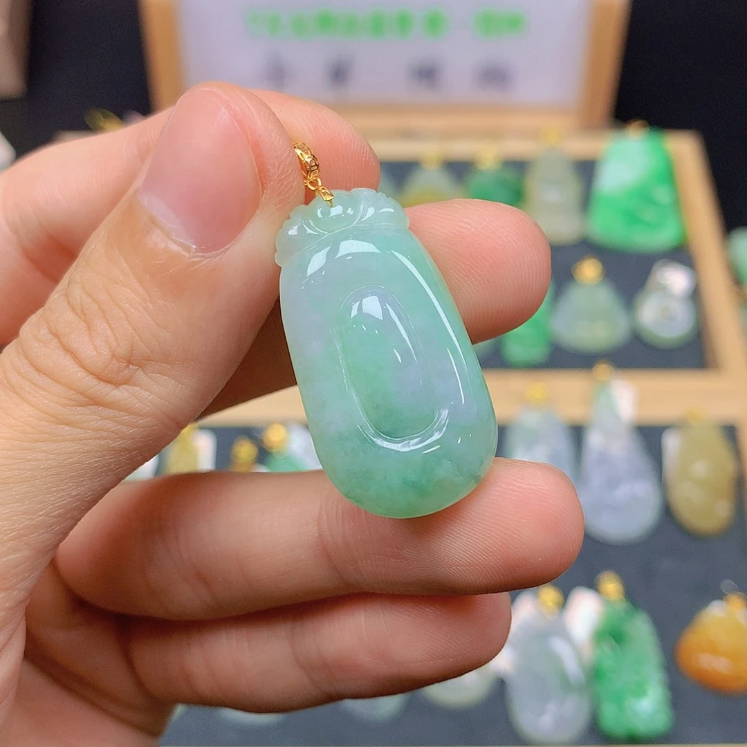 翡翠18K金镶嵌颈饰翡翠