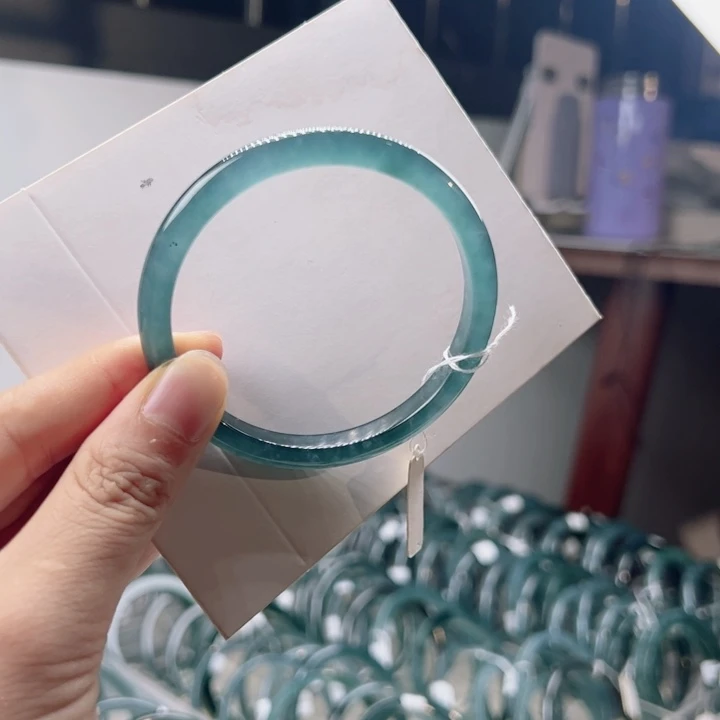 翡翠手镯未镶嵌翡翠手镯