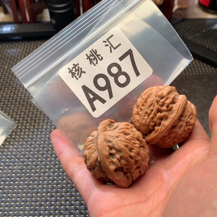 文玩核桃吊坠莲花