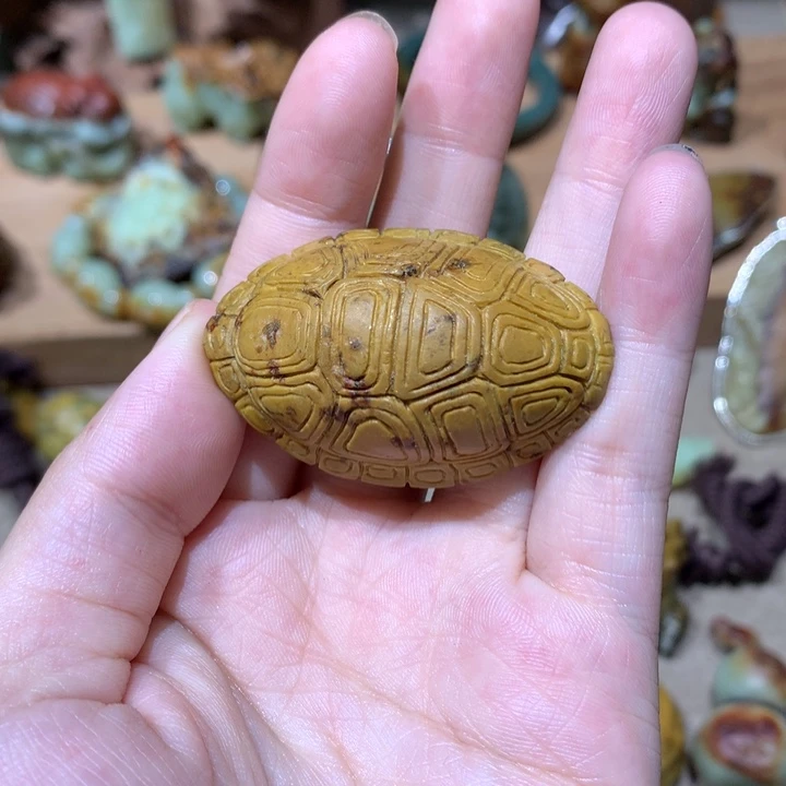未镶嵌岫岩河磨玉（透闪石质玉）把件