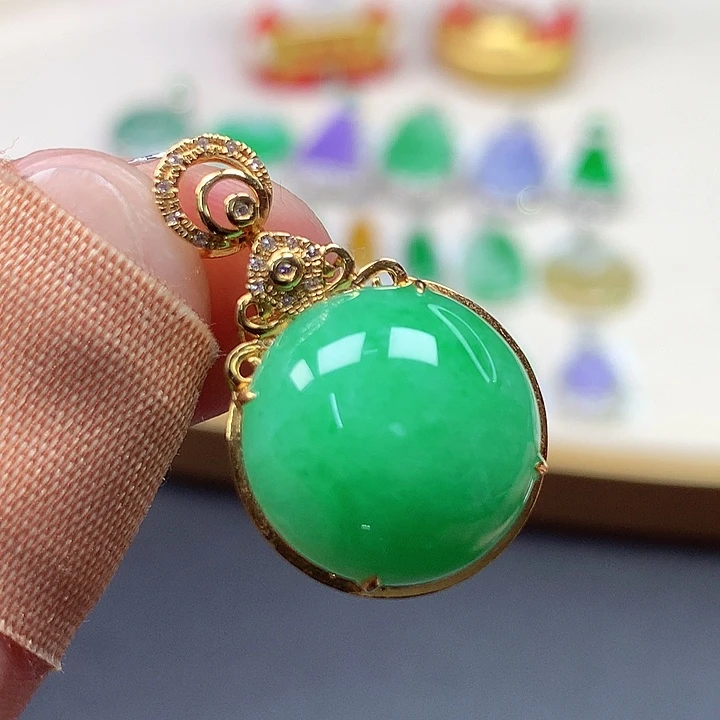 翡翠18K金镶嵌颈饰