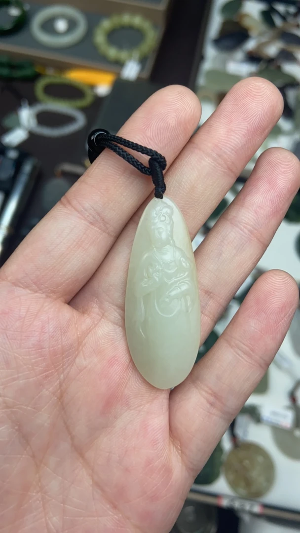和田玉站观音吊坠