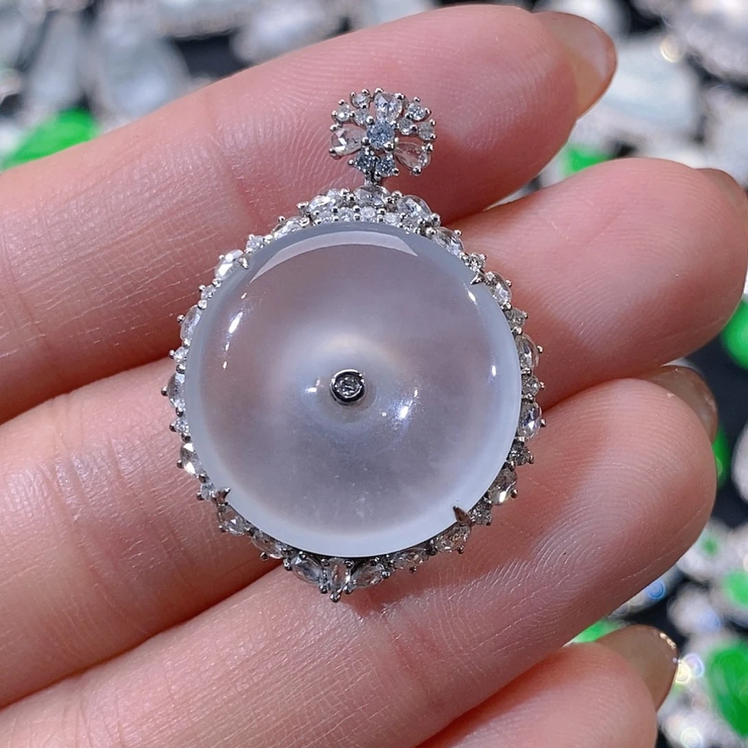 翡翠18K金镶嵌颈饰平安扣