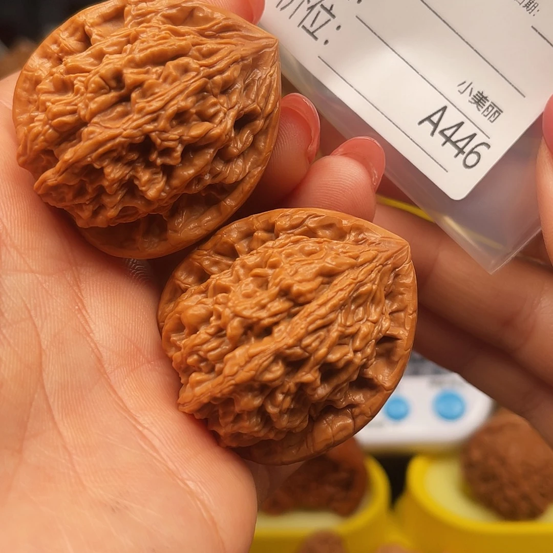 文玩核桃吊坠虎头