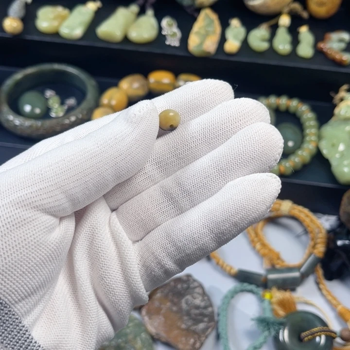 透闪石质玉吊坠未镶嵌哆**梦