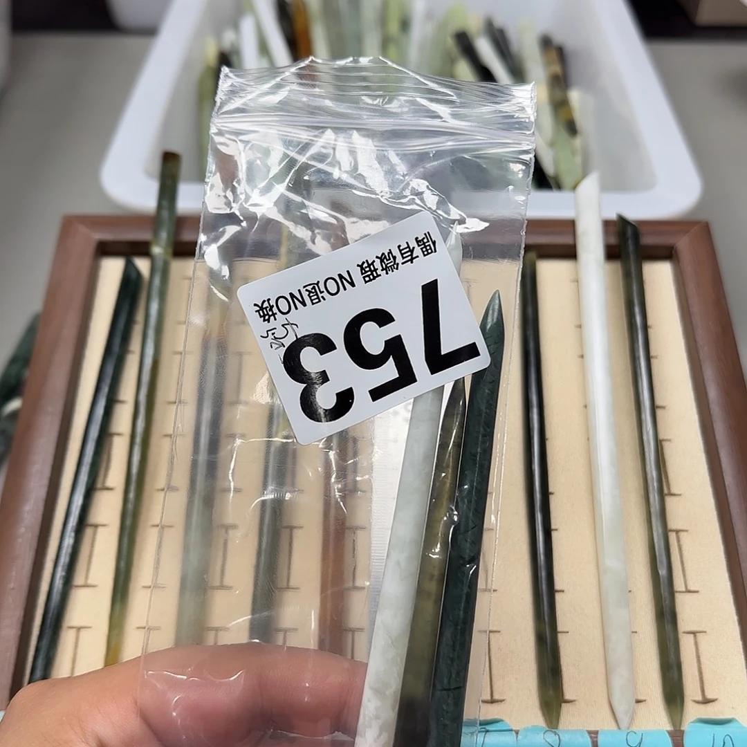 一***集未镶嵌蛇纹石玉发饰