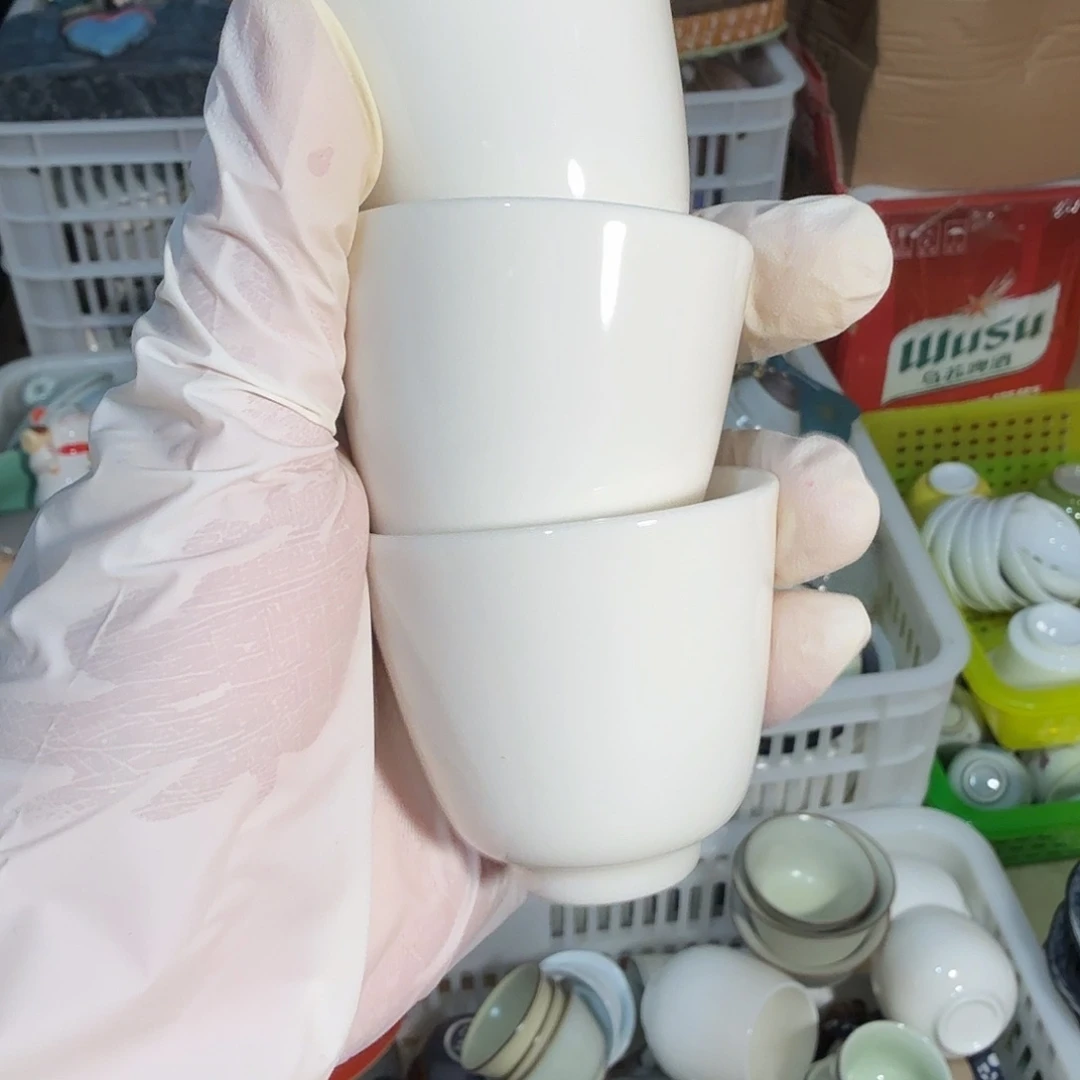 微瑕羊脂玉瓷三杯