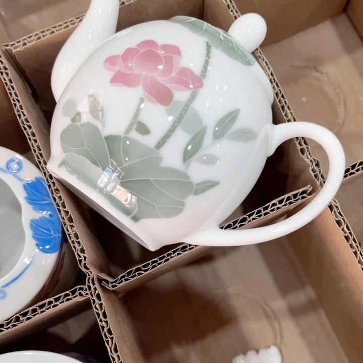 壶釉下五彩的瓷器和瓷器