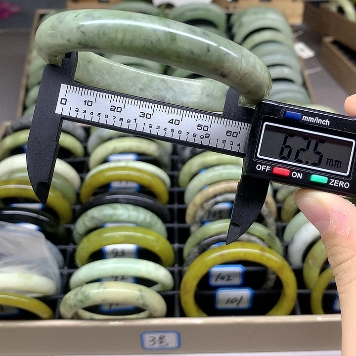 蛇纹石玉未镶嵌手镯88