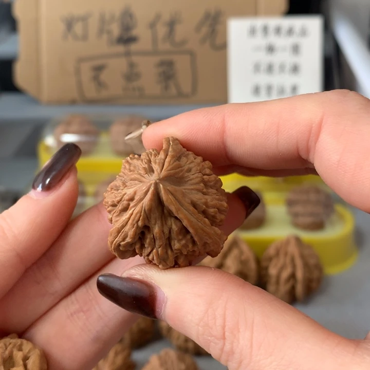 洪***️文玩核桃吊坠异形单只，有瑕疵