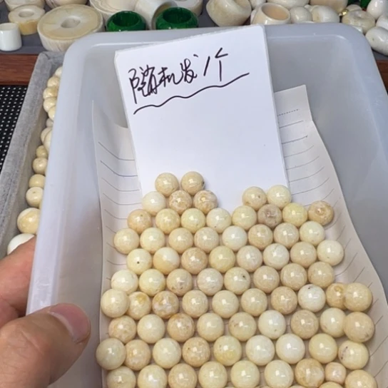 未镶嵌琥珀裸石轻微瑕疵