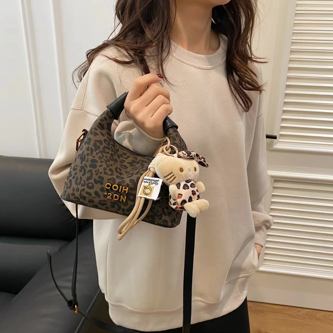 带挂件新款时尚轻奢百搭潮流单肩斜挎包6001豹纹黑