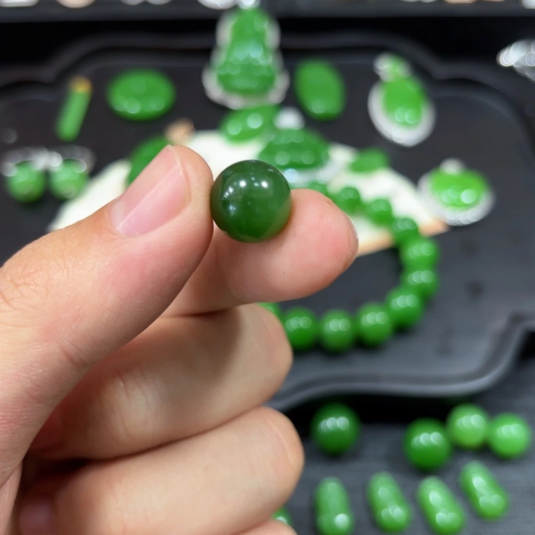 和田玉（碧玉）未镶嵌菠菜绿珠子
