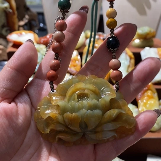 蛇纹石玉未镶嵌颈饰