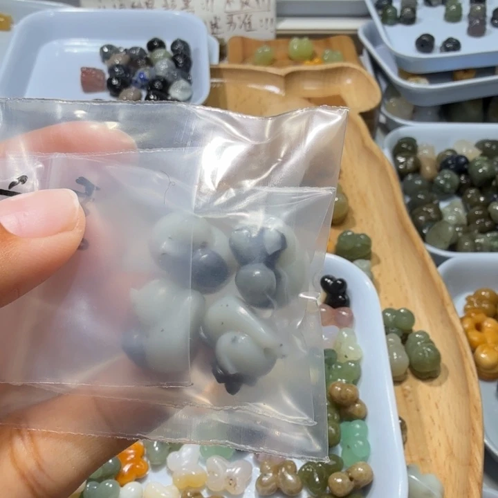j***y和田玉未镶嵌珠宝半成品