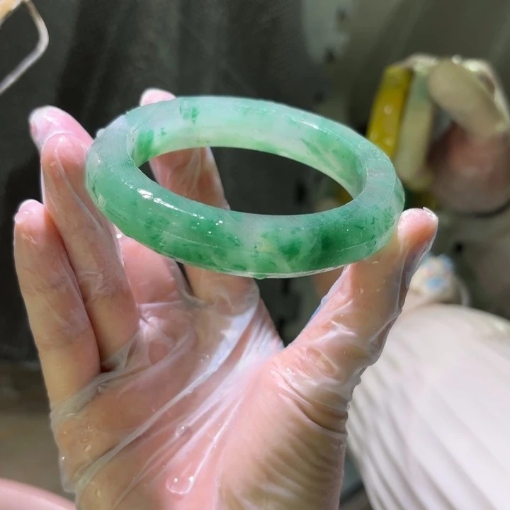 玥****石英质玉（非洲翠）未镶嵌手镯定制