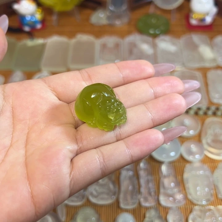 岫玉未镶嵌岫玉绿冰纯手工雕刻挂件貔貅