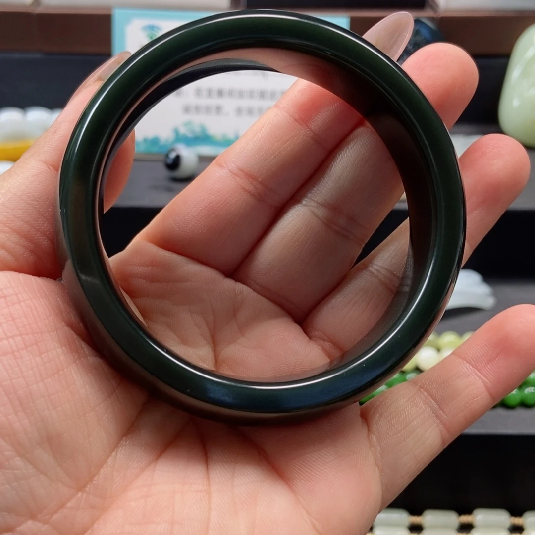 魃****定制翡翠未镶嵌手镯