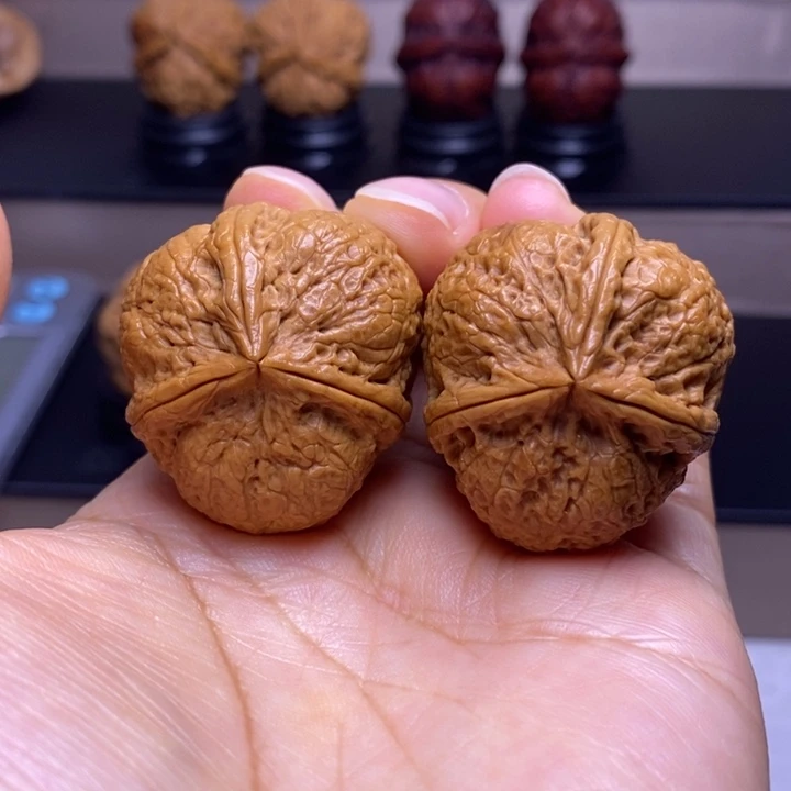 文玩核桃把件红宝石三楞22