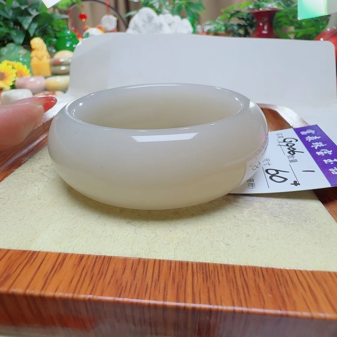 杨***贵石英质玉未镶嵌手镯