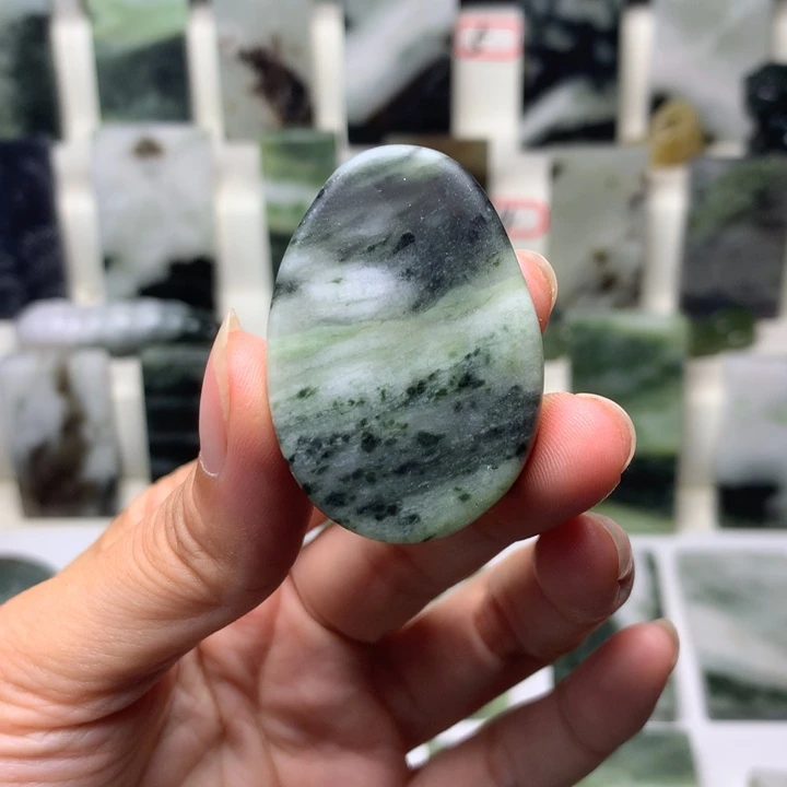 独山玉未镶嵌颈饰