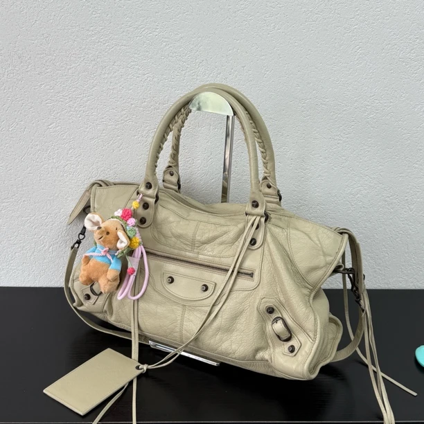 95新 Balenciaga/巴黎世家 燕麦色大号机车单肩斜挎包 118731