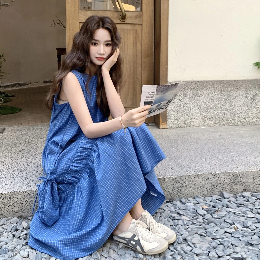 蓝色高级感格子无袖连衣裙夏季2025新款流行漂亮设计感A字背心裙