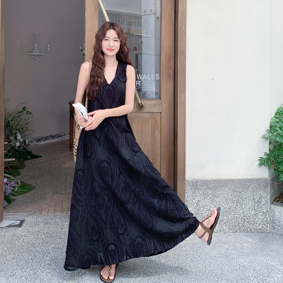 黑色法式高级感极简风提花连衣裙女2025夏季气质赫本风V领背心裙