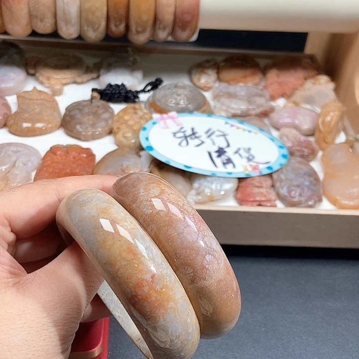 池***兮硅化珊瑚（珊瑚玉）未镶嵌颈饰