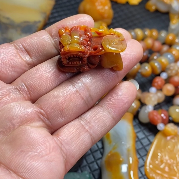 石英质玉（黄龙玉）未镶嵌颈饰