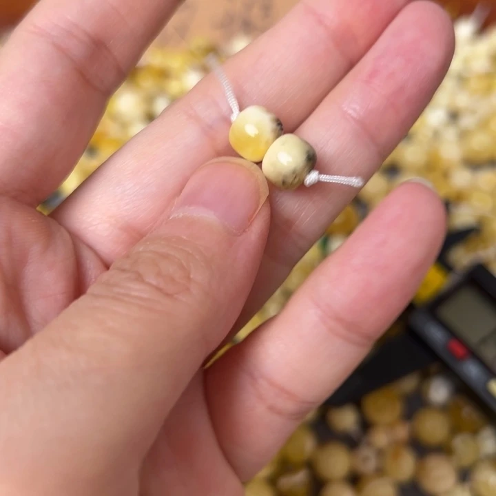 蜜蜡未镶嵌裸石7.5mm一对