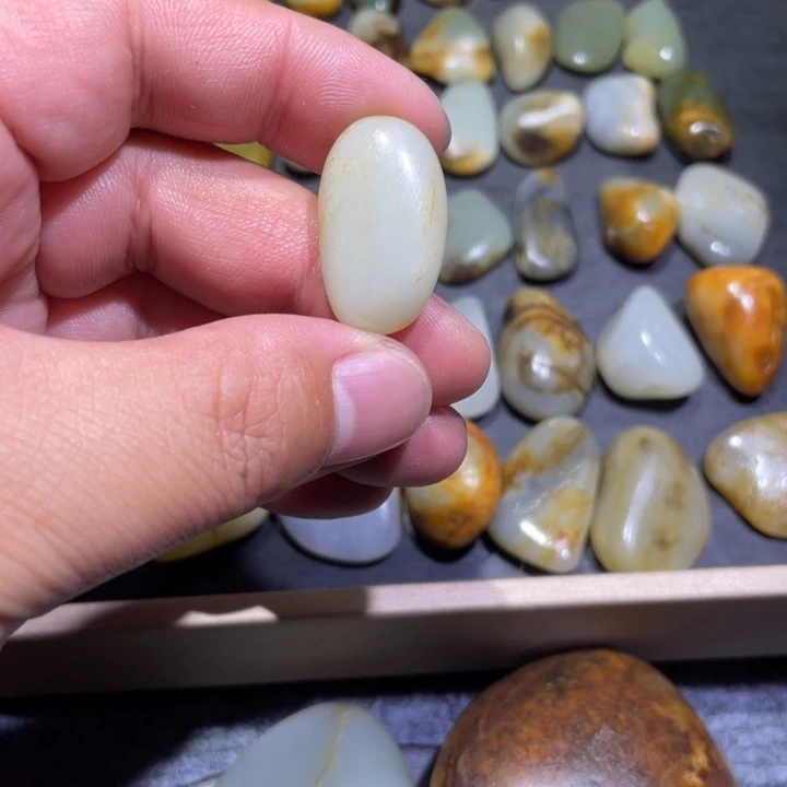 新***苑和田玉未镶嵌颈饰