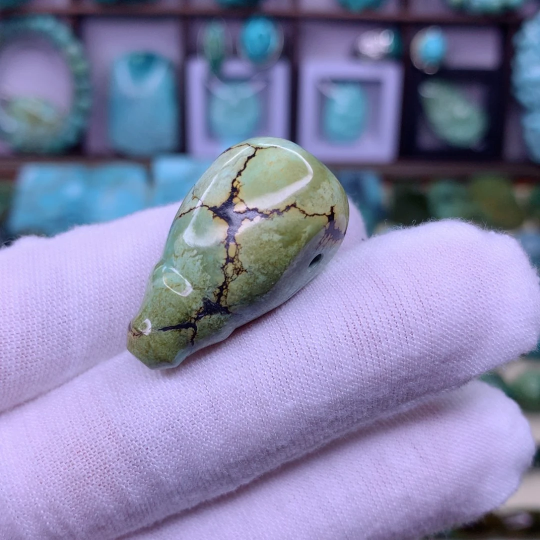 绿松石未镶嵌颈饰晋**器