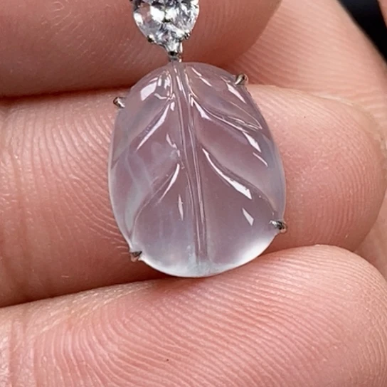 翡翠18K金镶嵌颈饰吊坠