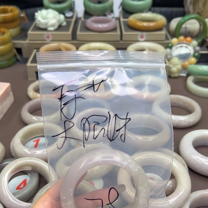 石英质玉未镶嵌手镯大**?