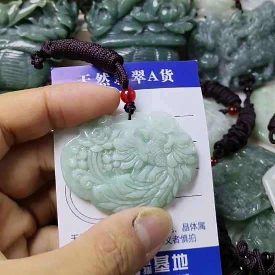 翡翠未镶嵌颈饰挂件