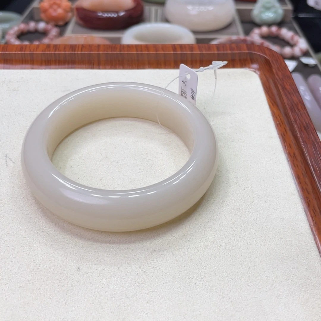 未镶嵌手镯石英岩玉芋**卷