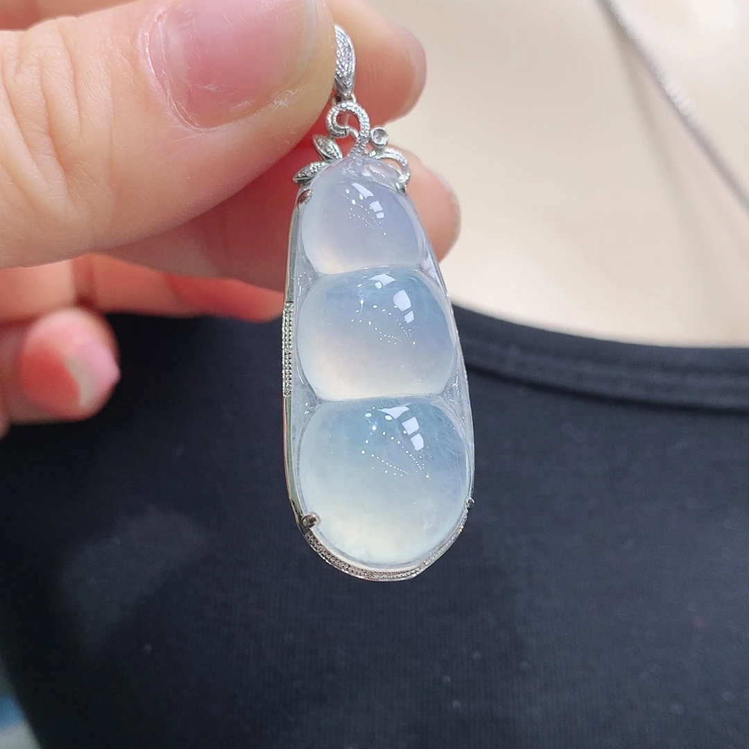 翡翠颈饰18K金镶嵌福豆