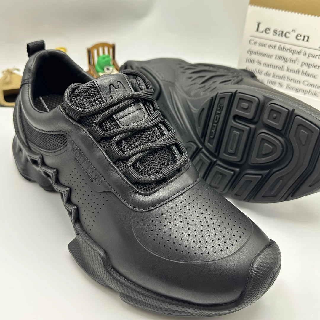 狼耳男款健步鞋八爪鱼单层皮面激光冲孔透气性好，鞋底软弹轻便