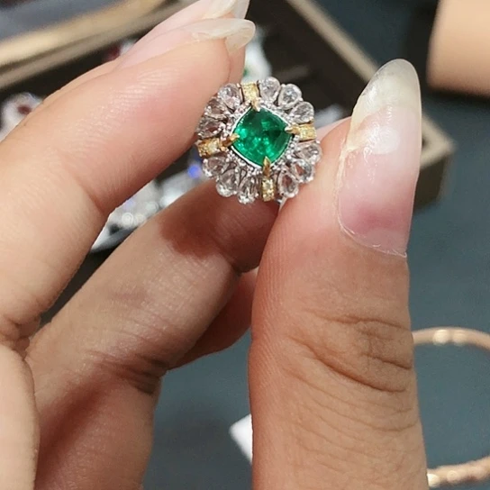 【闪购商品】18K金镶嵌戒指祖母绿