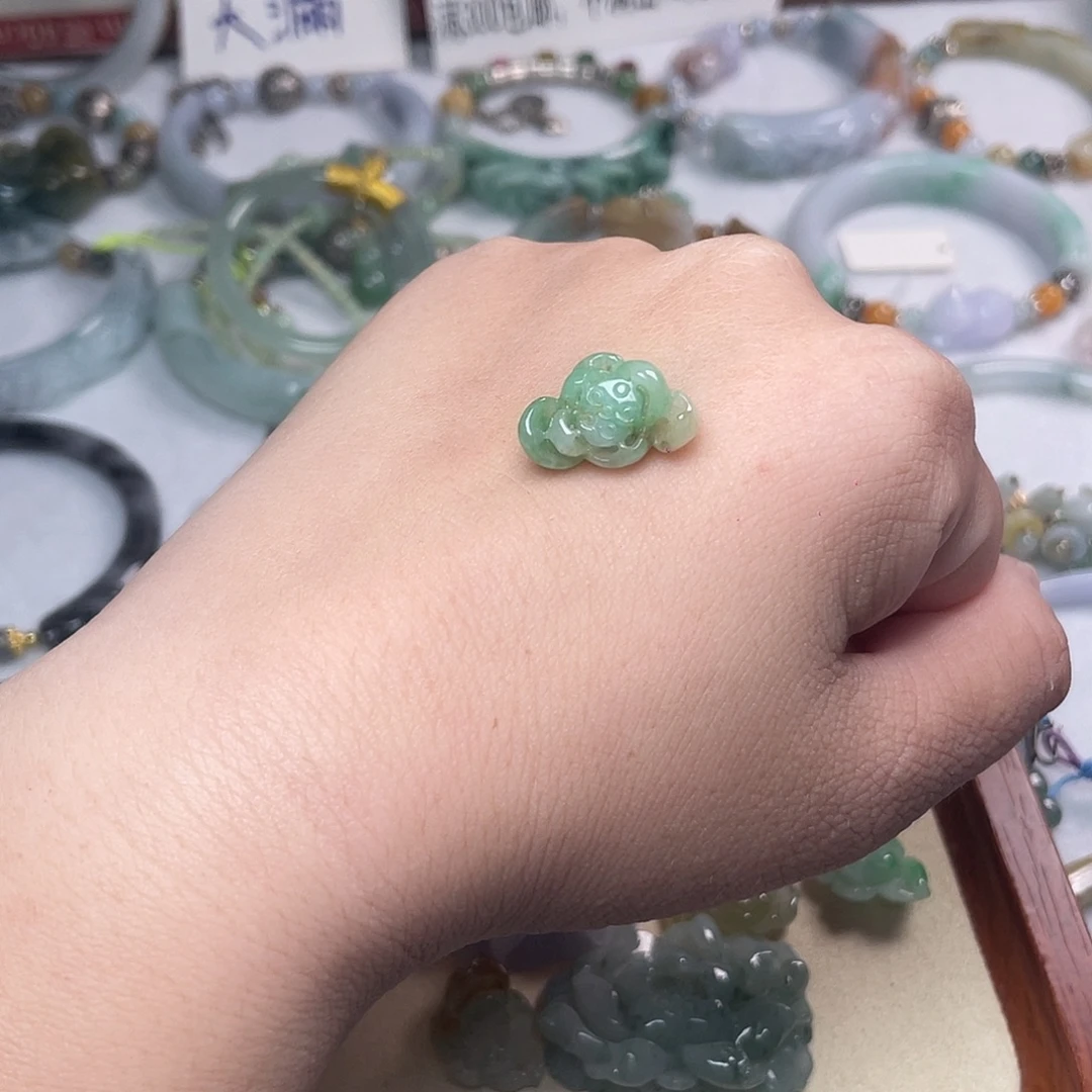翡翠未镶嵌手链莲花
