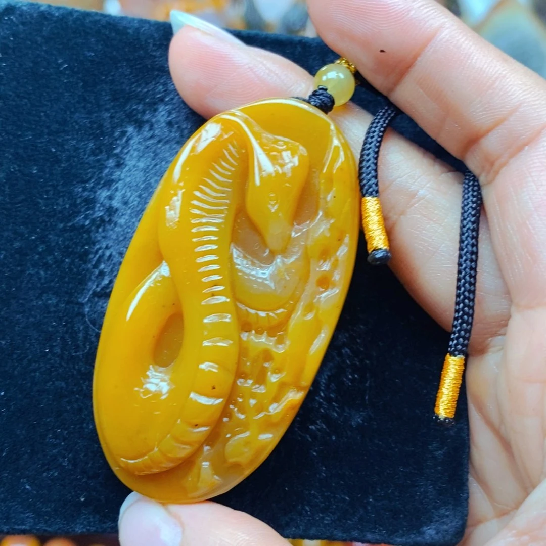 未镶嵌石英质玉（黄龙玉）颈饰